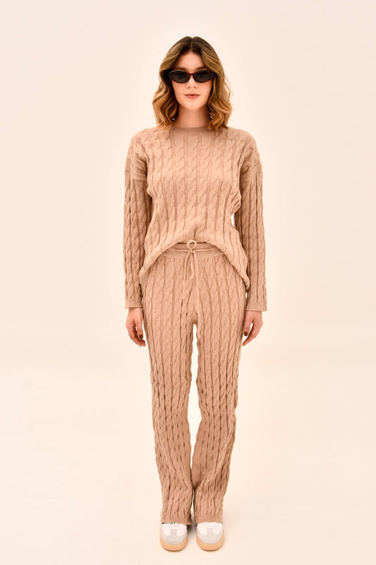 Total beige knit look