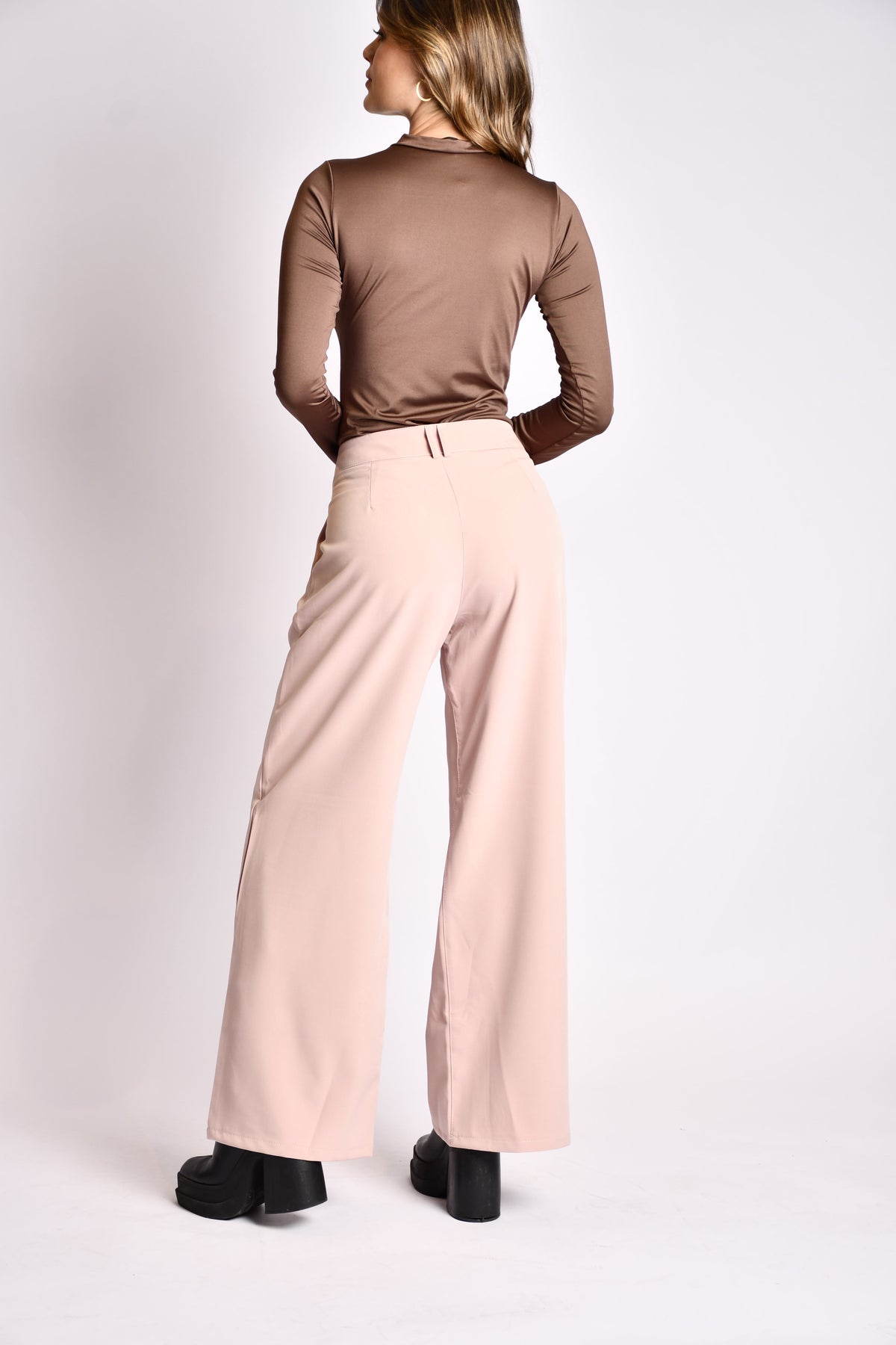 Pink pleated trousers