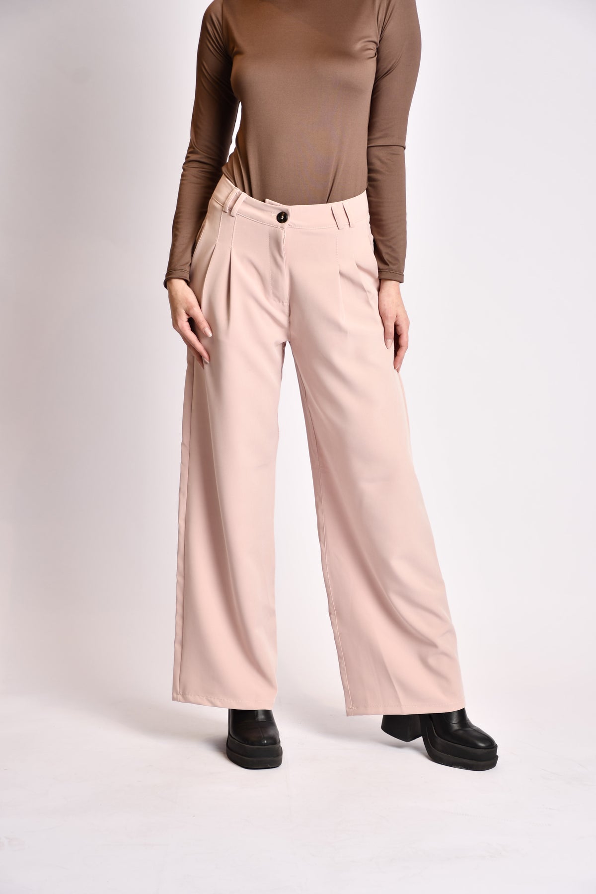 Pink pleated trousers